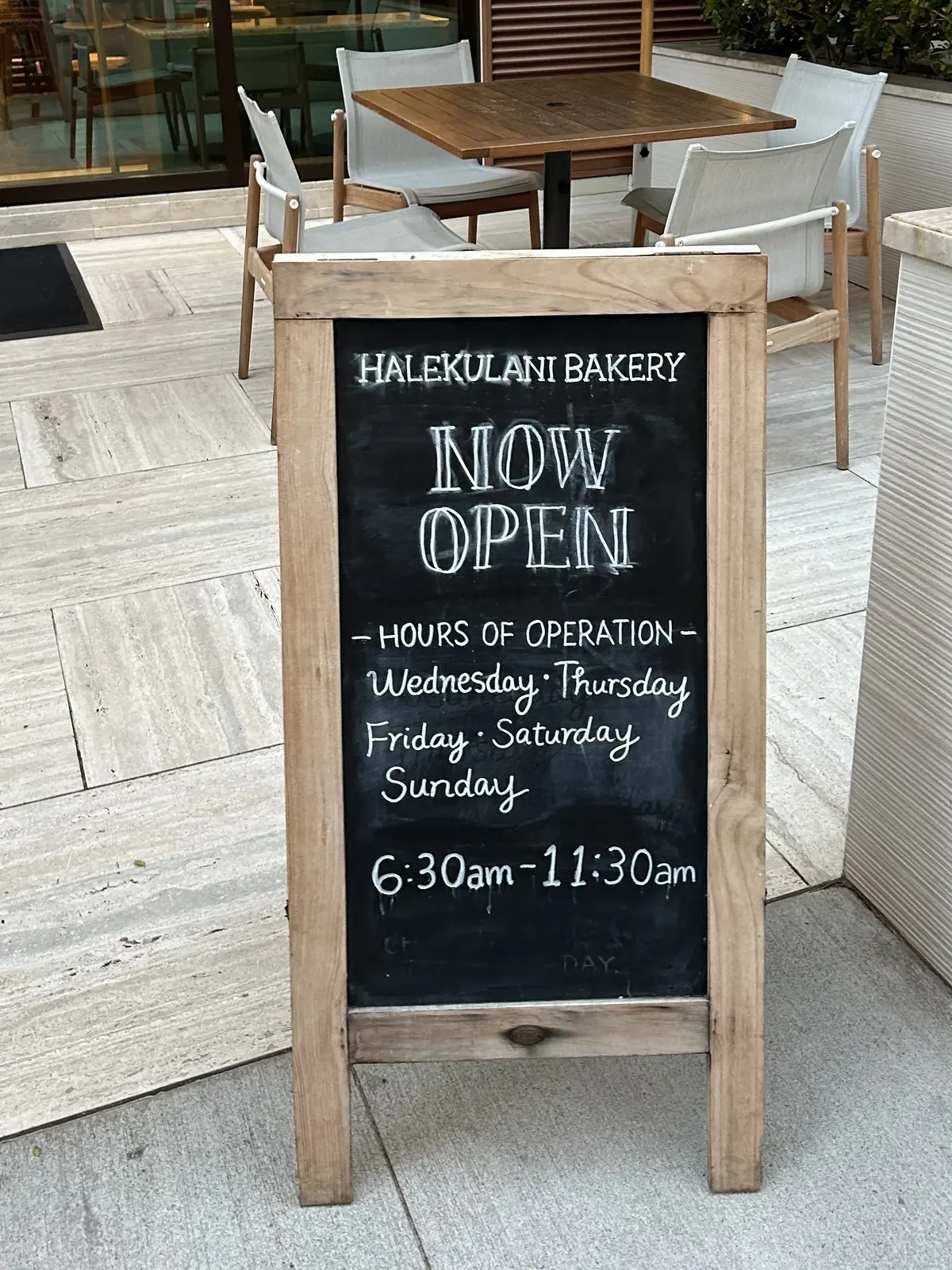 ハレクラニ　ハレクラニベーカリー　営業時間