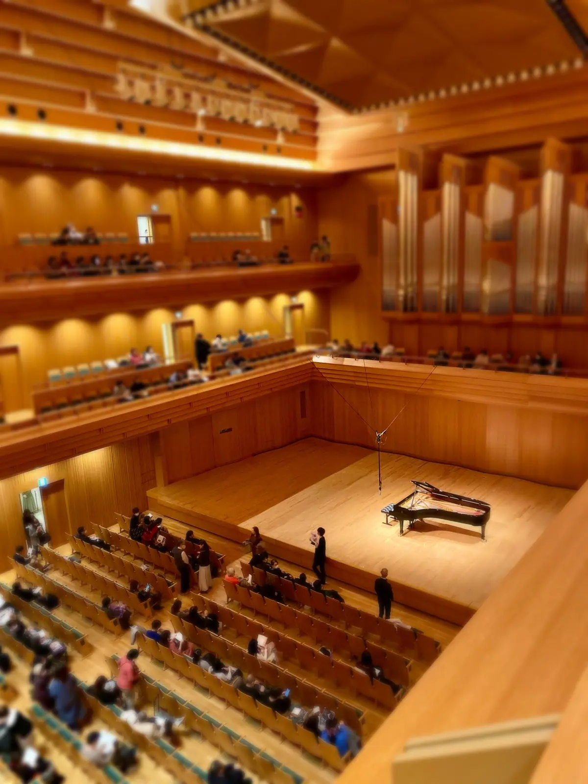 東京オペラシティ コンサートホールで開催された桑原志織ピアノリサイタル。オール・ショパンプログラムの舞台とグランドピアノ、木の温もりあふれるホール空間