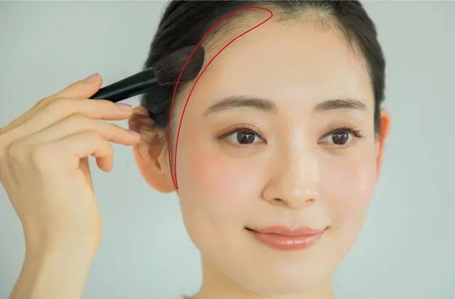 影色チークをさりげなく髪の生えぎわに仕込んで