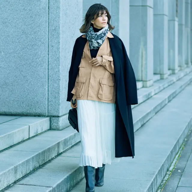 ジャケットをはさんでのレイヤードに変化をつけたコーデのRINA