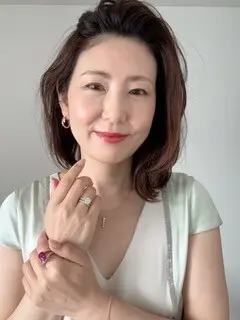 愛用ジュエリーを身につけたエクラ華組の小林さん