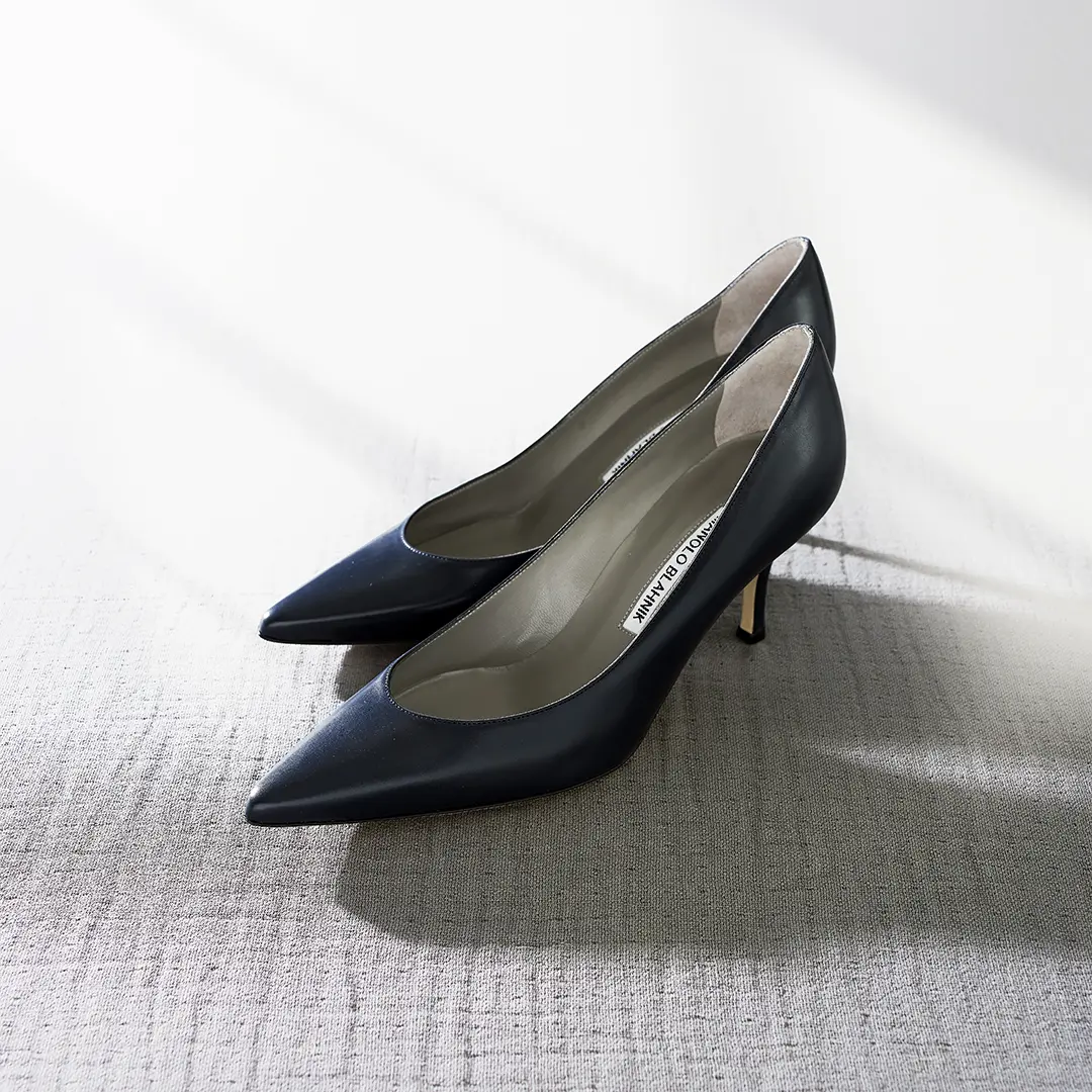 ●靴(ヒール7cm／ネービーと白の2色で展開)￥99,000／ロンハーマン（マノロ ブラニク）　