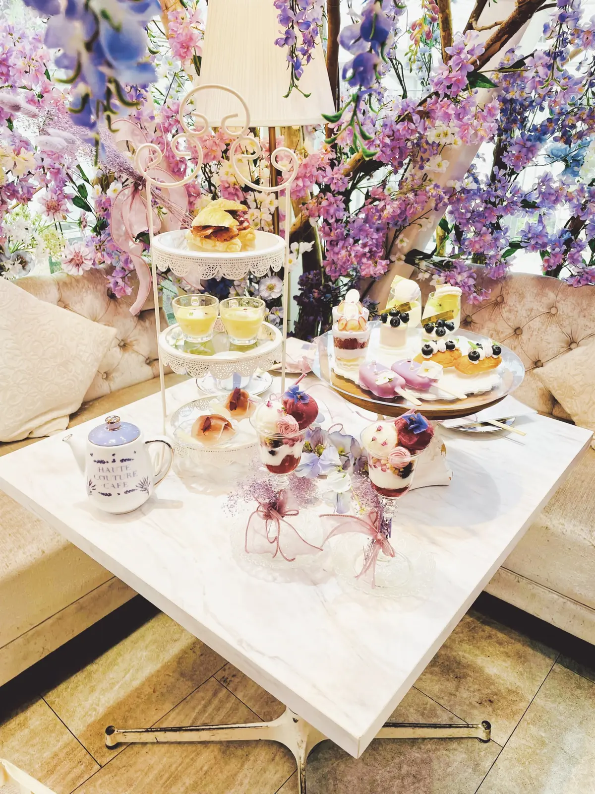 ソファ、テーブル席、Blouse、Skirt、vis、Shoes、shoel mine、スイーツ、パルフェ、パフェ、ケーキ、チョコレート、藤棚、藤、アーティフィシャルフラワー、クロワッサン、スープ、生ハム、オードブル、セイボリー、薄紫、紫色、紫、白、ブラウス、白ブラウス、フリル、フリルブラウス、シースルー、ストライプ、ロングヘア、パープル、purple、カップ、お茶、カフェ、カフェラテ、店内、HAUTE COUTURE • CAFE、HAUTE COUTURE • CAFE表参道、期間限定、Purple Afternoon Tea、オートクチュールカフェ、オートクチュールカフェ表参道、表参道、カフェ、アフタヌーンティー、HAUTE COUTURE CAFE、HAUTE COUTURE CAFE表参道、