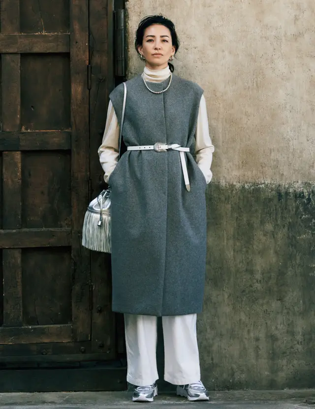 本格アウター手前の季節は ジレを取り入れて モダンなIラインに