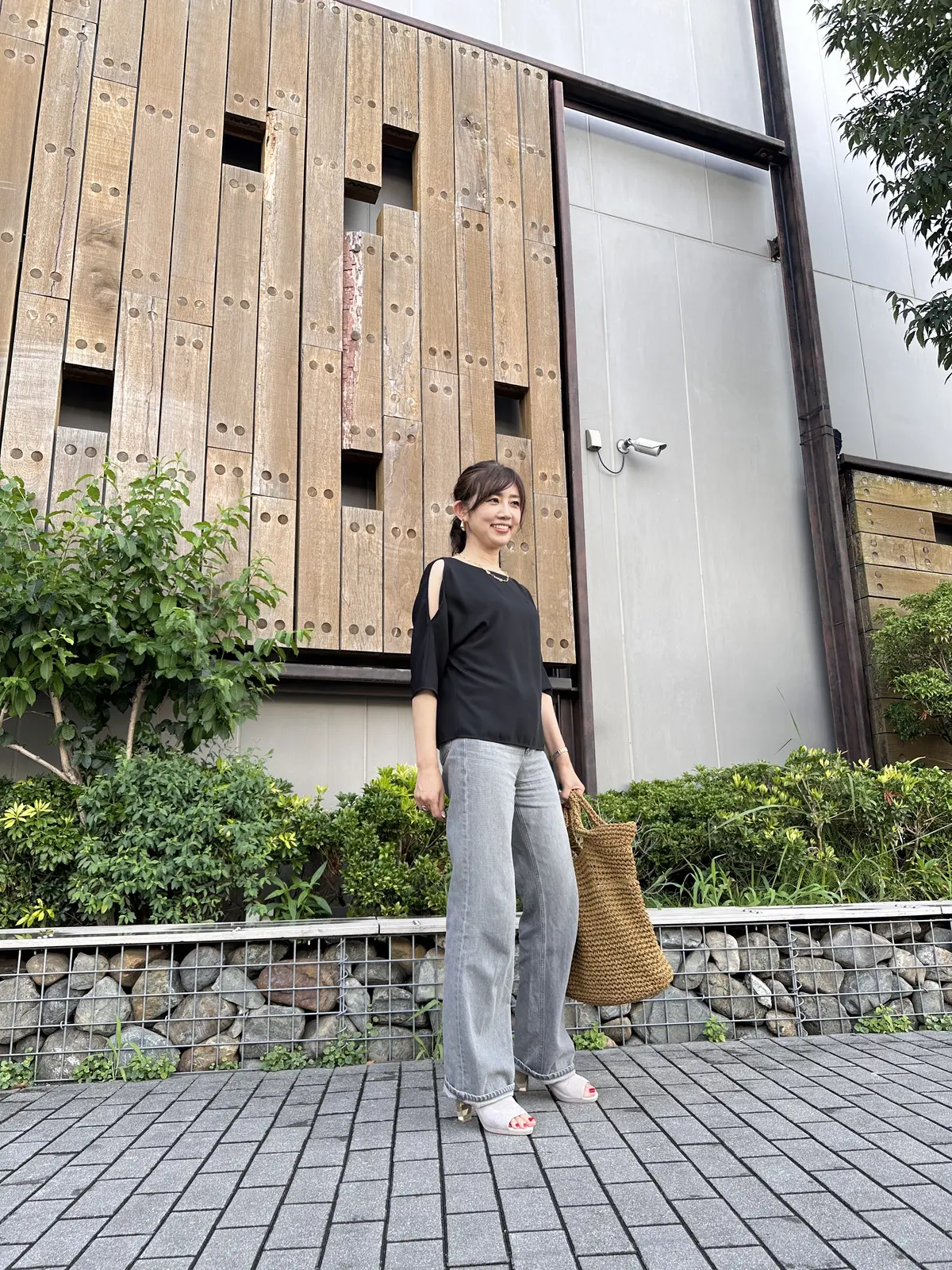 「黒トップス×デニム×カゴバッグ」夏のはの画像_2