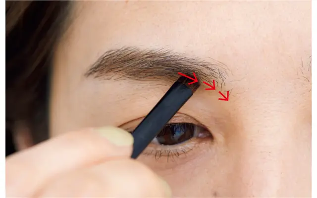 濃い眉に合わせて眉頭の色も濃いめに