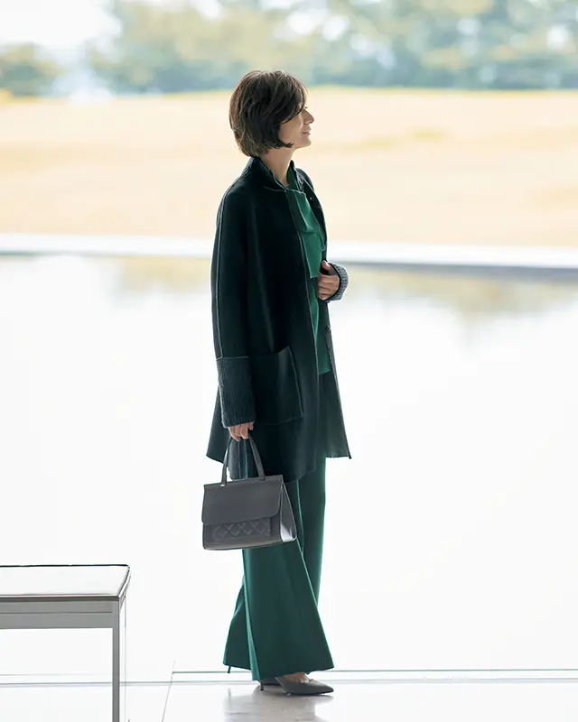 ボウタイつきのブラウス＆ワイドパンツ