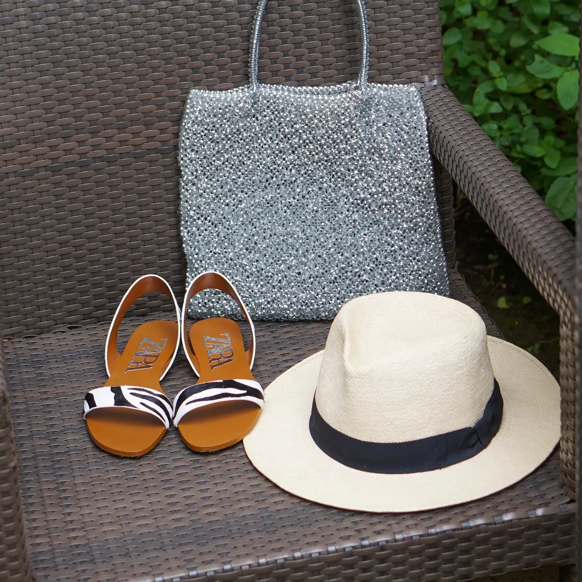 リトルブラックドレスをカジュアルに着まわの画像_3