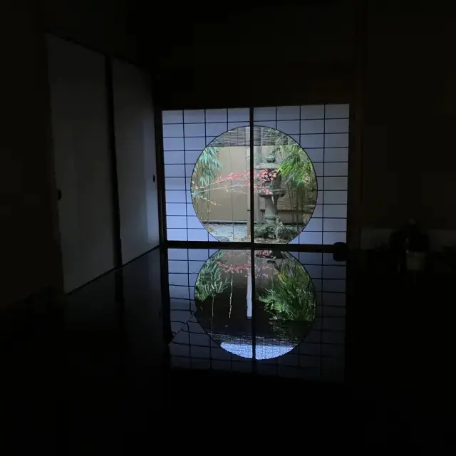 床に丸窓の景色が映し出され、鏡のように見られるんです。