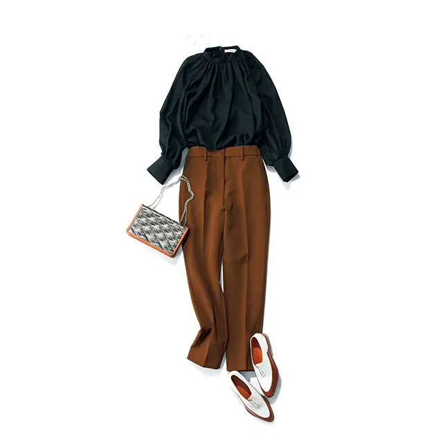 トップスしだいであらゆるお仕事シーンに。濃ブラウンの万能パンツ