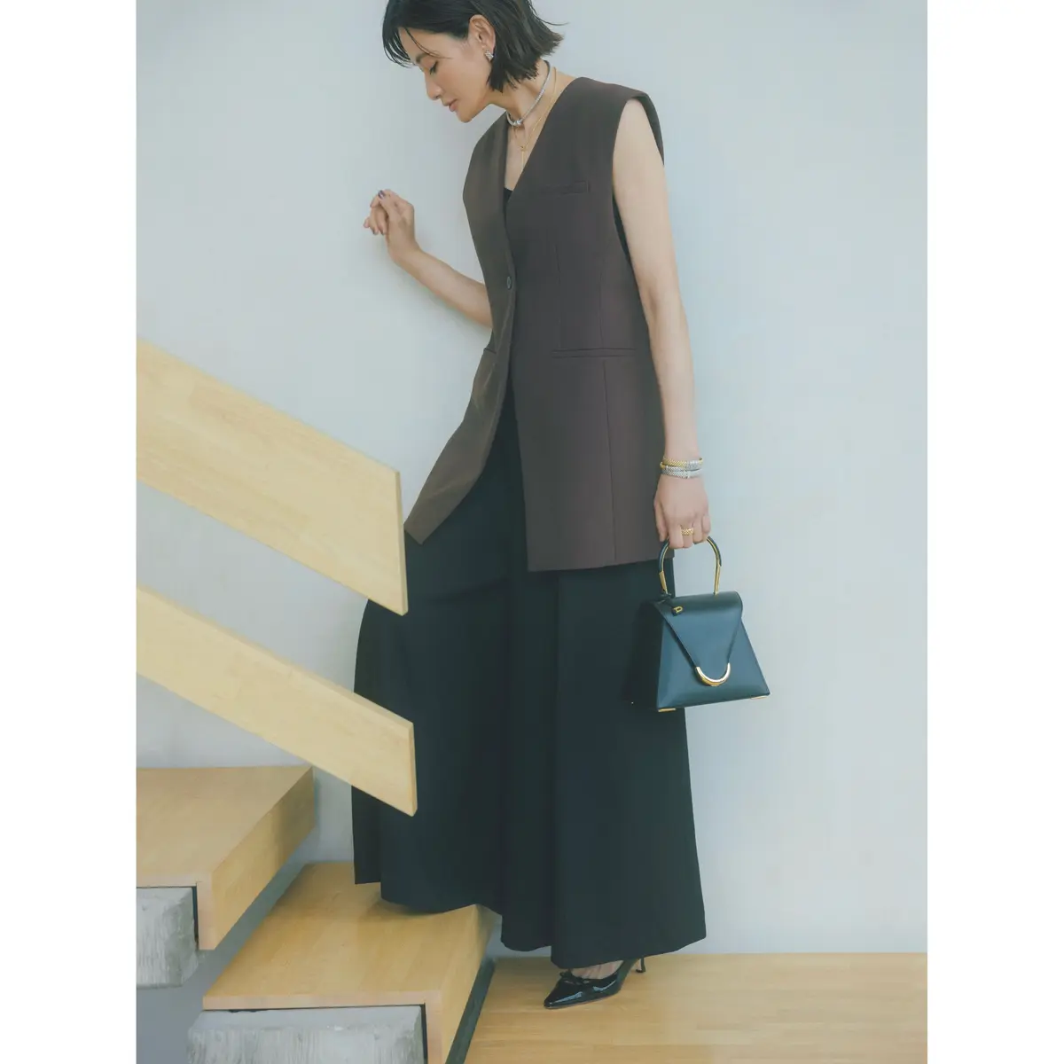 ブラウンジレに黒ワイドパンツを合わせたコーディネート　モデル・渡辺佳子