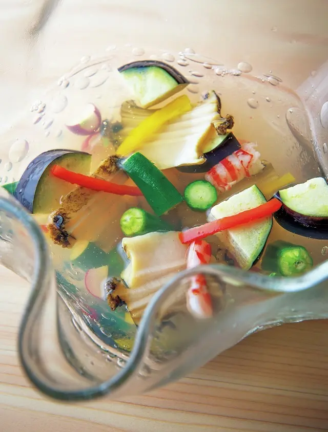 「水貝」。蒸しあわび、 ゆでた車海老に、オクラ、モロキュウ、ラディッシュ、パプリカ、水なす。刷新しただしでジュレ仕立てに。西塚さん作のガラスの器に盛る