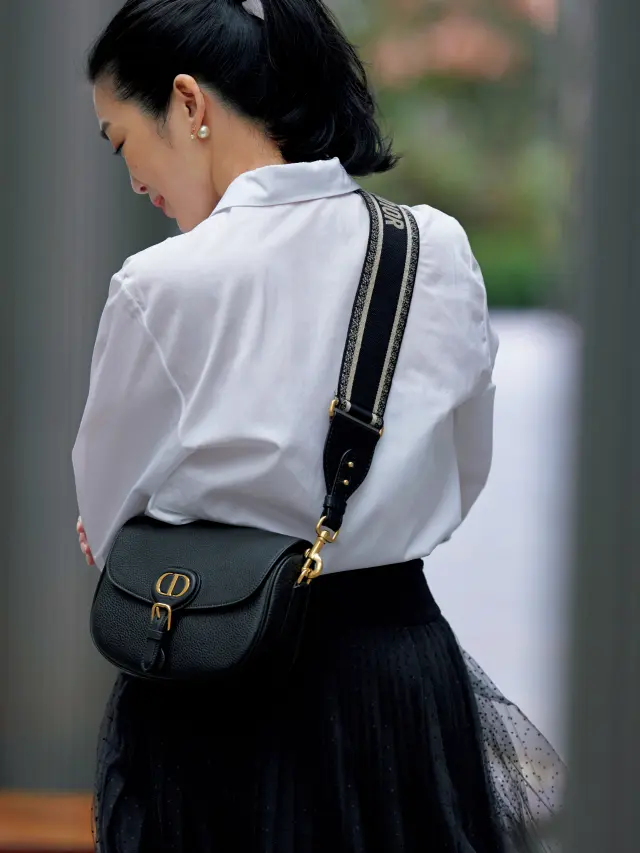 ディオールのクロスボディバッグ