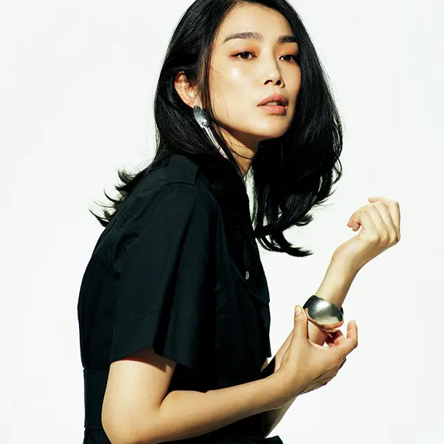 黒コーデ×シルバーバングル、ピアス