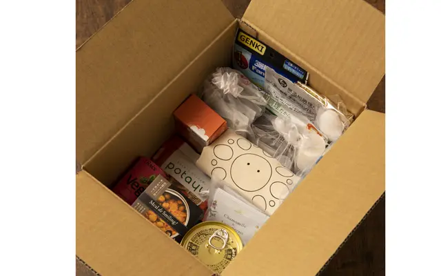 長期付き添い生活に必須の食品やマスク、消毒薬などがセットの「付き添い生活応援パック」1