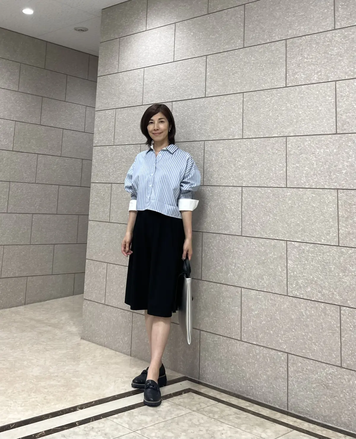 ショート丈の新ブルーシャツで大人コーデの画像_4