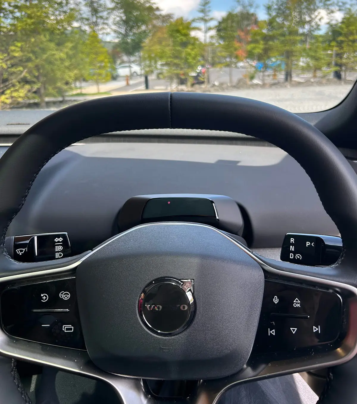 ボルボの電気自動車EX30のステアリングホール。スクエアの独特な形。視界をさえぎらないことを考えてこの形になっているのだそう。