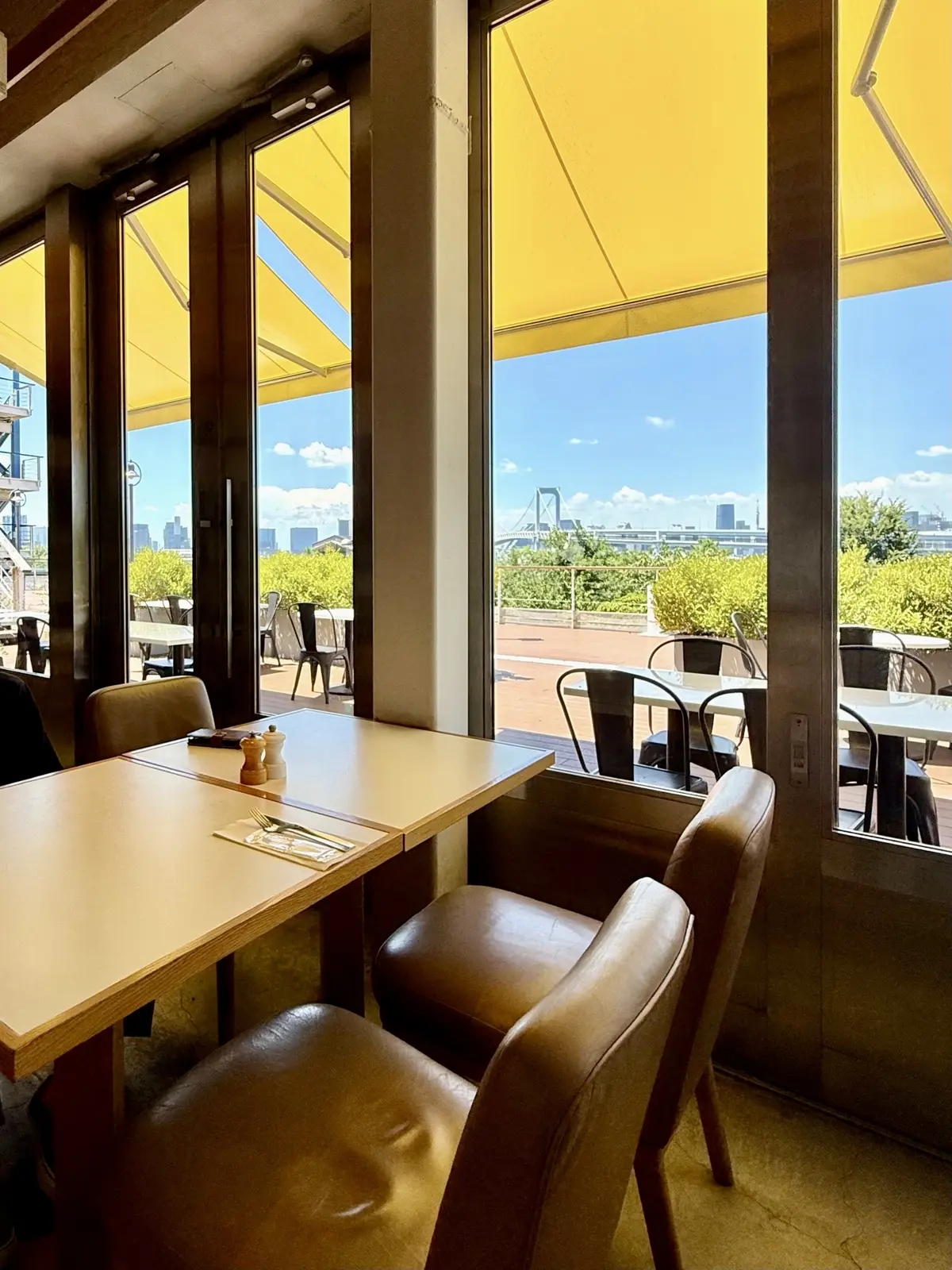 お台場　レストラン　ビルズ　店内写真　窓際席