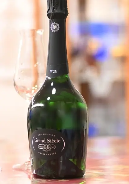 元日にソワレ・ドゥ・エクラでお土産にいただいたローラン・ペリエ グランシエクルNo25を家族で美味しくいただきました。