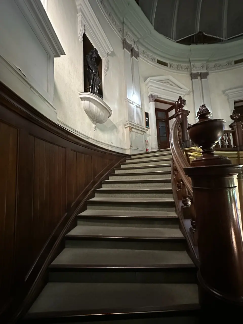 話題の没入体験型ミュージアムと、図書館内の画像_20