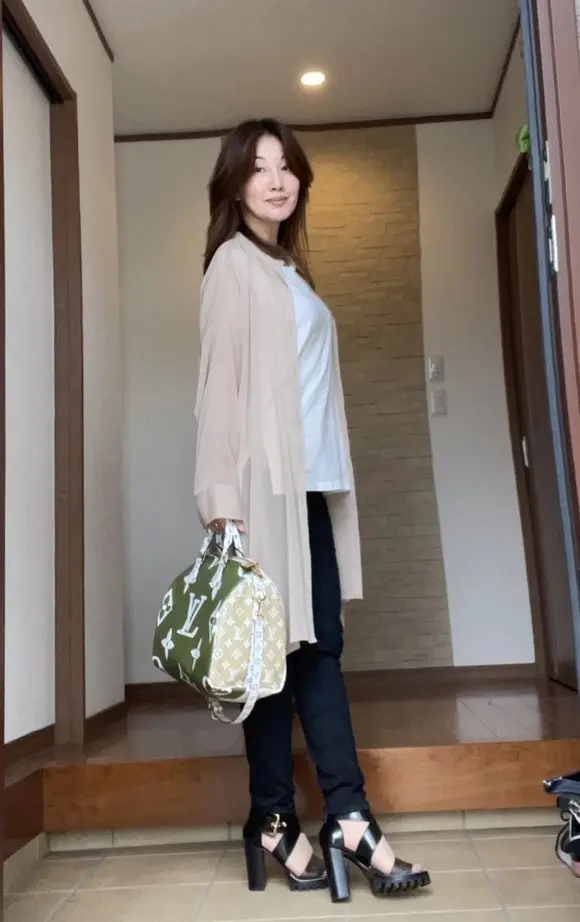 玄関女性　横向き