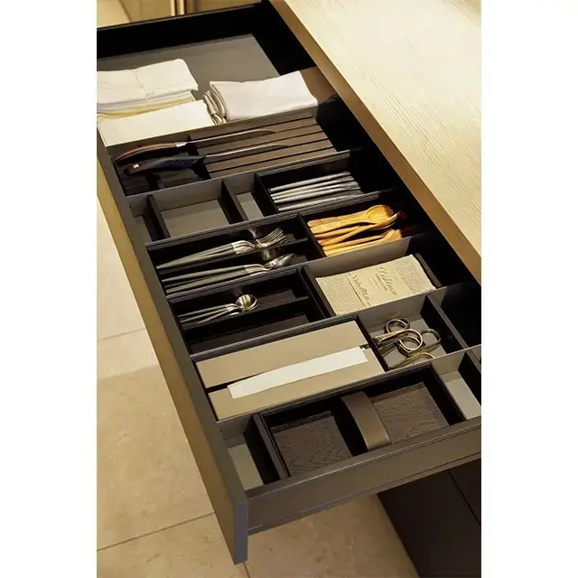 引き出しの中は、可動式の間仕切り板で美しく収納。引き出しは、少しの力でゆっくりかつ静かに閉まる。