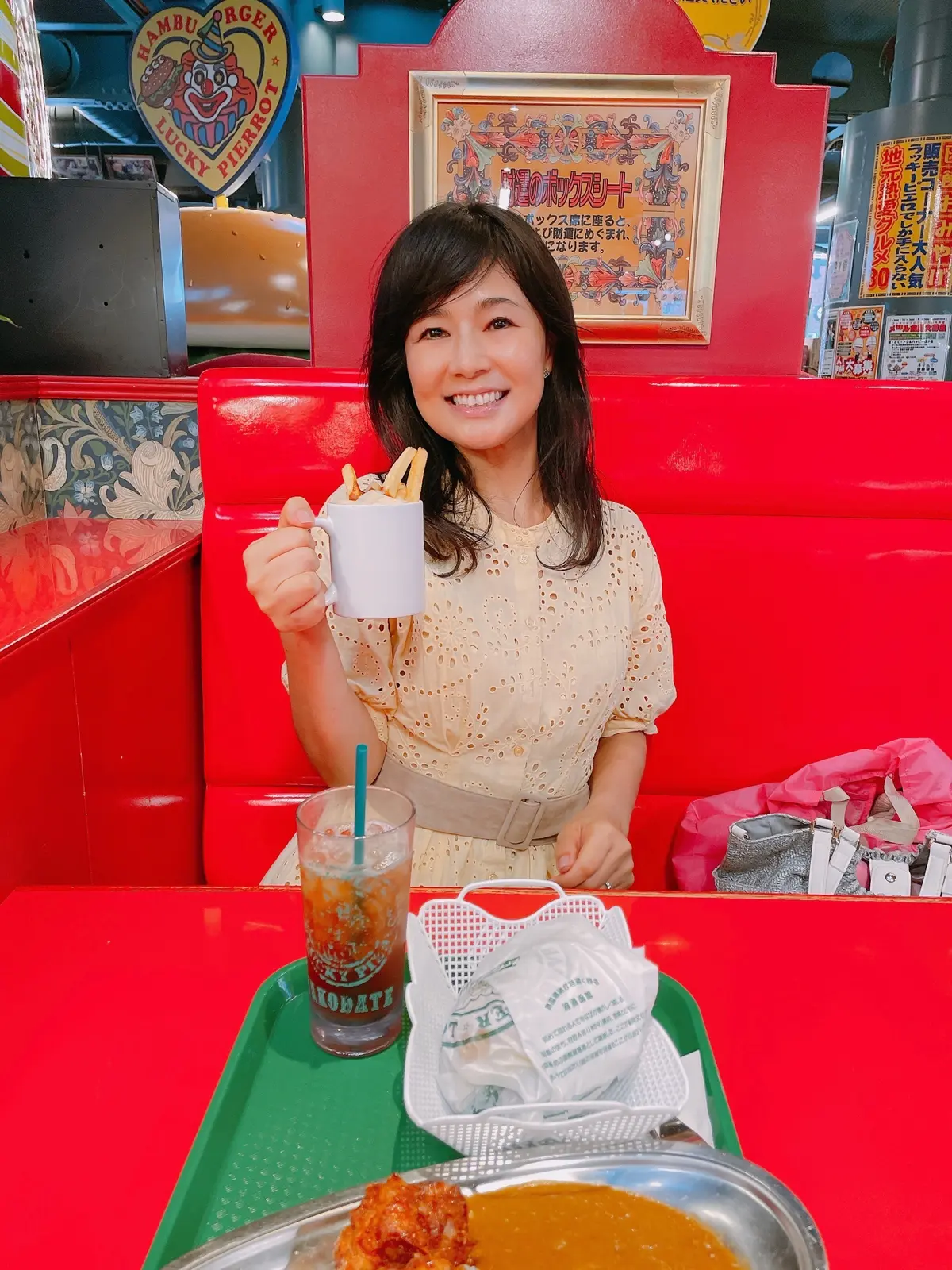 LUCKY IERROT、ラッキーピエロ、赤、ボックスシート、財運のボックスシート、ポテト、唐揚げ、カレー、ボブ、ボブヘア、フェルゥ、イエロー、レモンイエロー、ワンピース、ワンピ、夏、夏ワンピ、夏コーデ、夏服、ベルト、黄色、