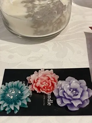 ピンセットで花の形をしたキャンドルにダイヤをのせていきます！