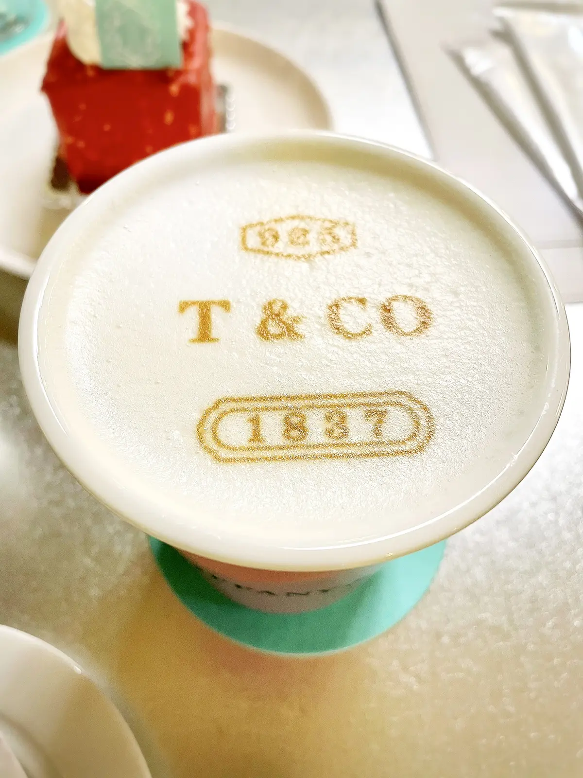 Tiffany Café & Pop-up Store @ ANNIVERSAIRE 表参道。ティファニーカフェ。アニヴェルセルカフェ 表参道。表参道。スイーツ。ケーキ。ショコラ。チョコケーキ。ショコラケーキ。ラテ。カフェラテ。ラテアート。ティファニーブルー。ティファニーカップ。