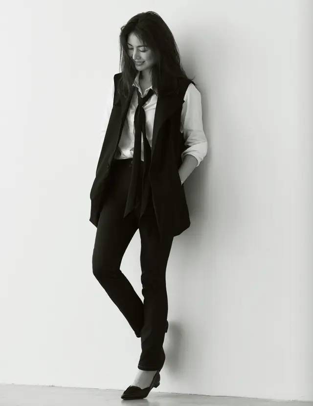 壁に寄り掛かる井川 遥さん