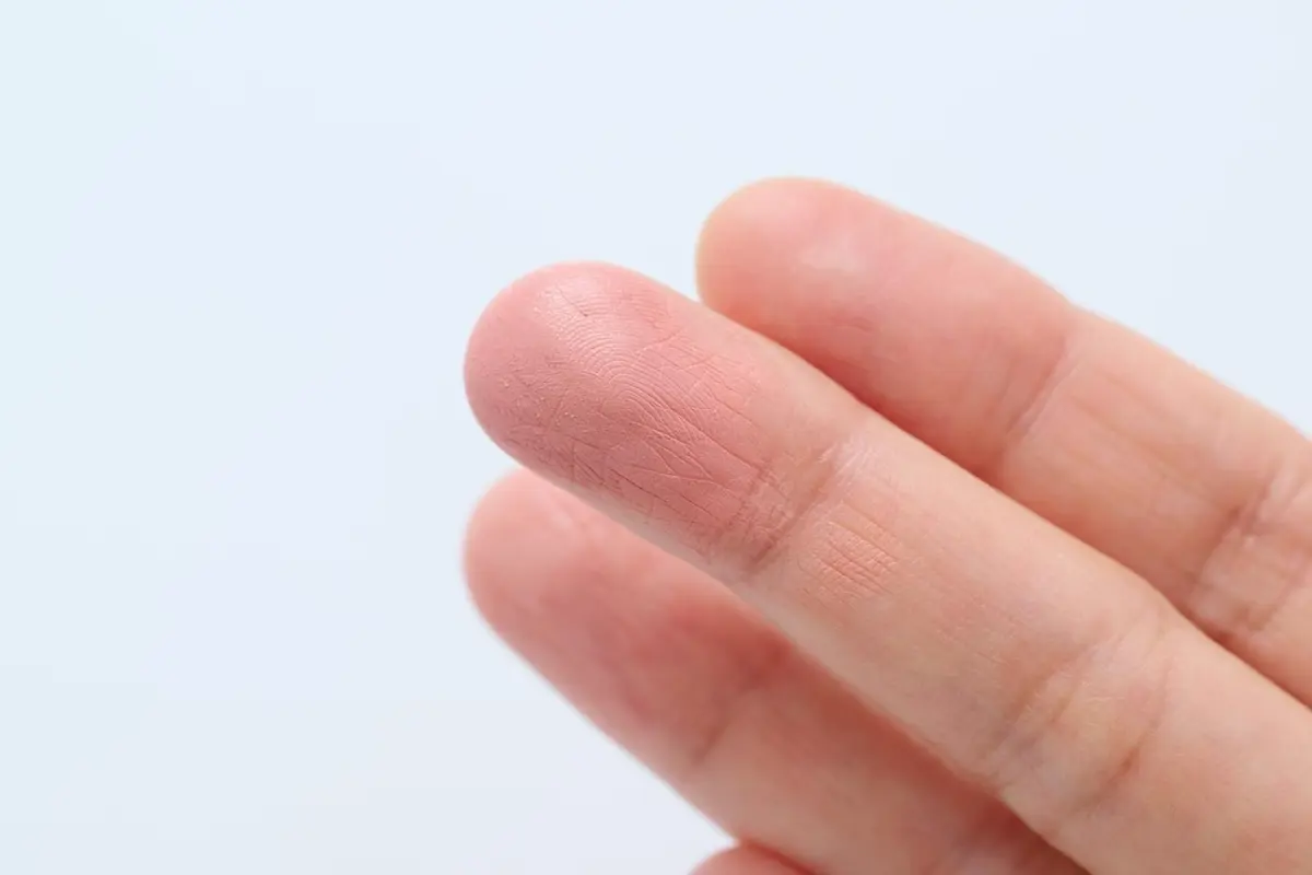 OurAge×Webエクラ コーラルチーク　塗り方　指に取るクリームチークの量はほんの少しでOK