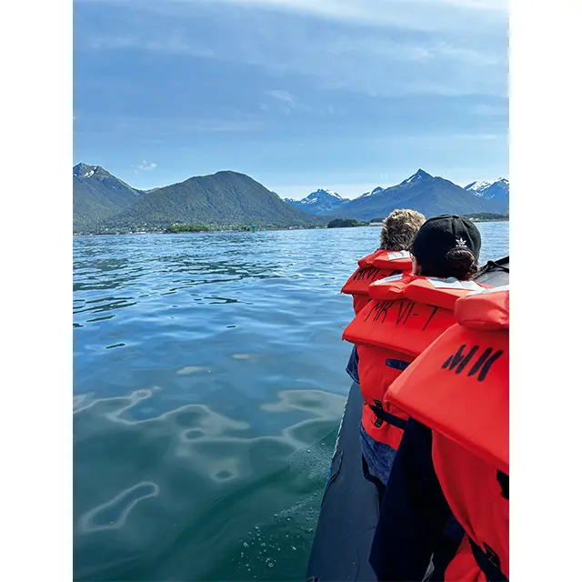 シトカの港からゾディアックボートで静せい謐ひつな海へと乗り出すのは、わくわくするエクスカーション。美しい火山やハクトウワシ、時にはラッコも近くで見られる