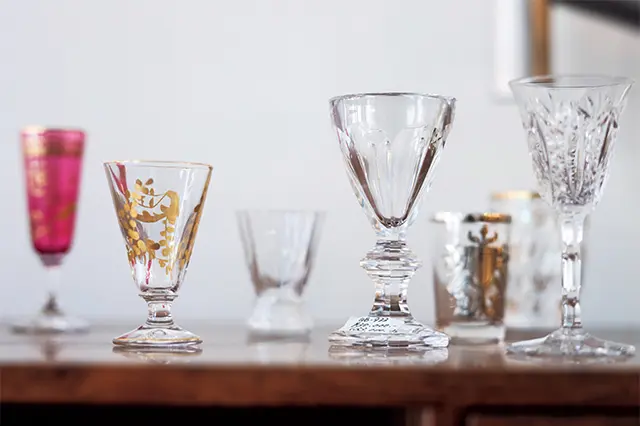 エナ メルの絵付けやカット など、美意識が凝縮す るリキュールグラスは 旅先でも求めやすい。 