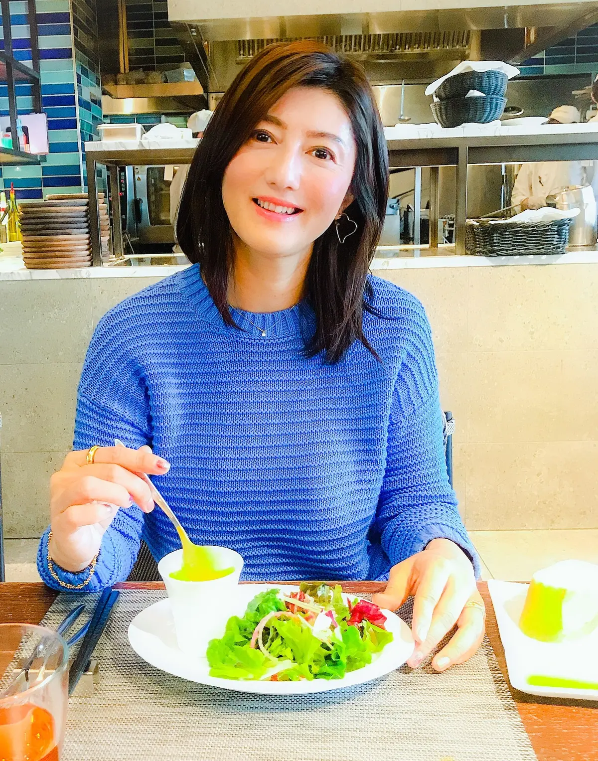 ブラックデニム コーディネートの画像_2