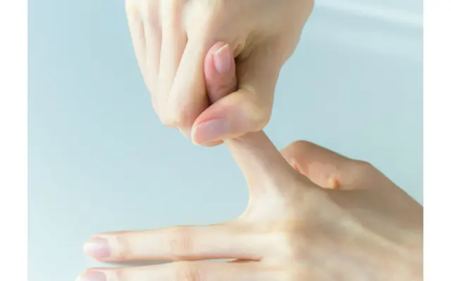 指を引っぱって反らせる