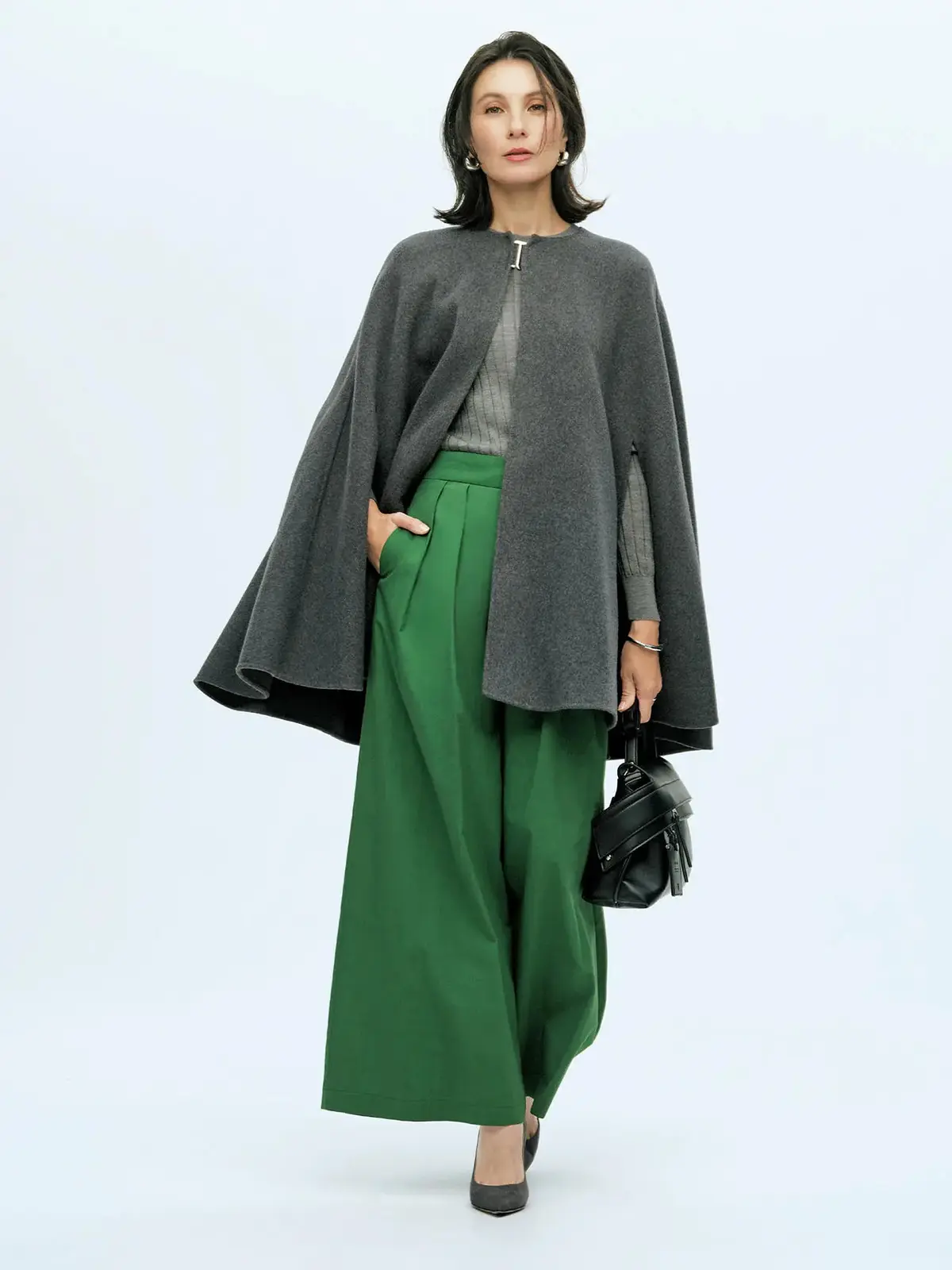 聡明なグレーには、ビビッドグリーンのインパクトを。知性と躍動感の美しき融合