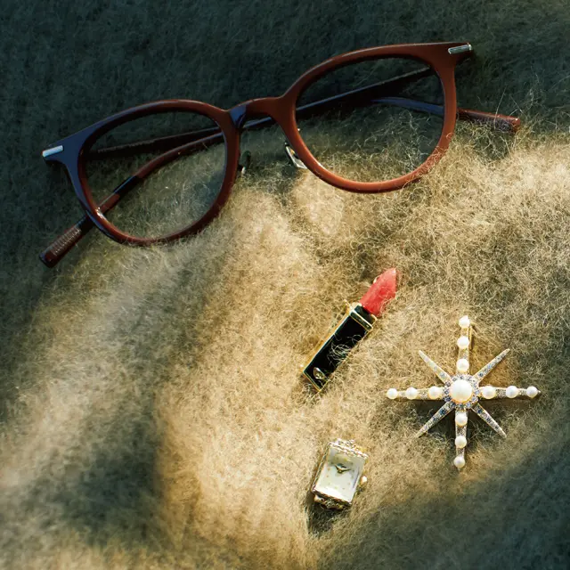 大草直子さんのフェミニンスタイル　ブローチを合わせて