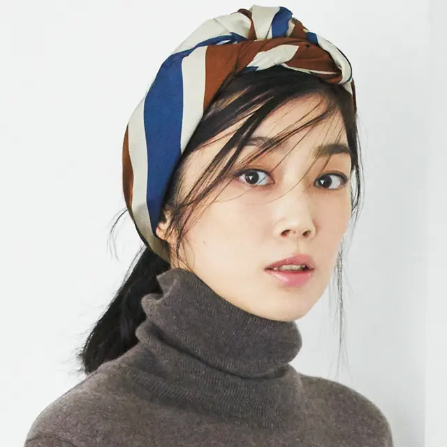 スローンのスカーフを頭に巻いたモデルのゆうき