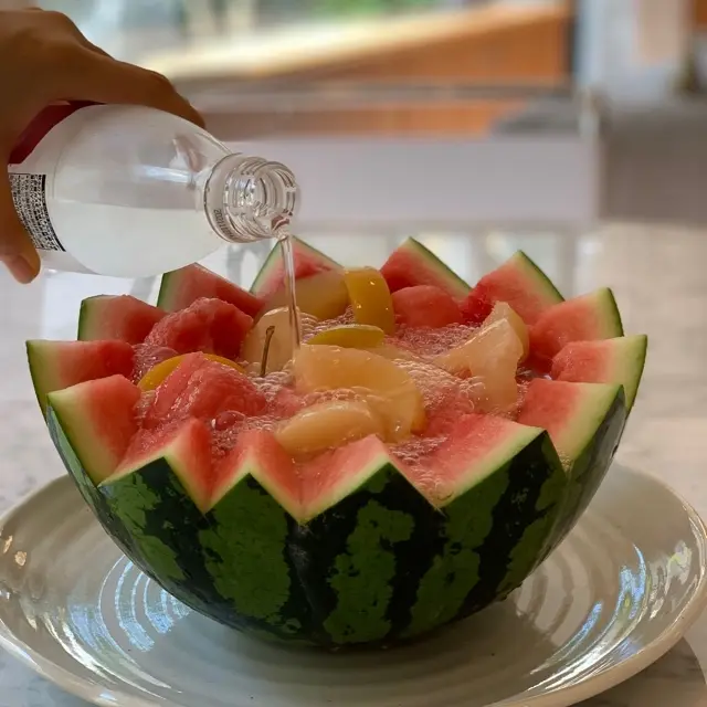 炭酸水を娘に注いでもらい、母撮影！