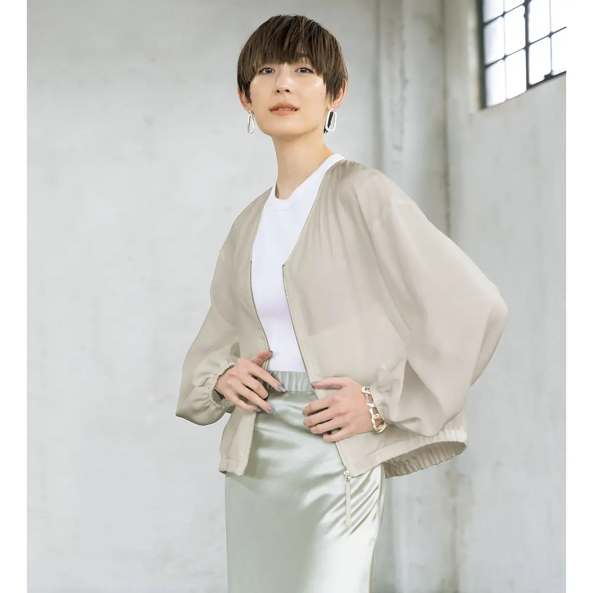 着用アイテムはE by éclatシアーブルゾン