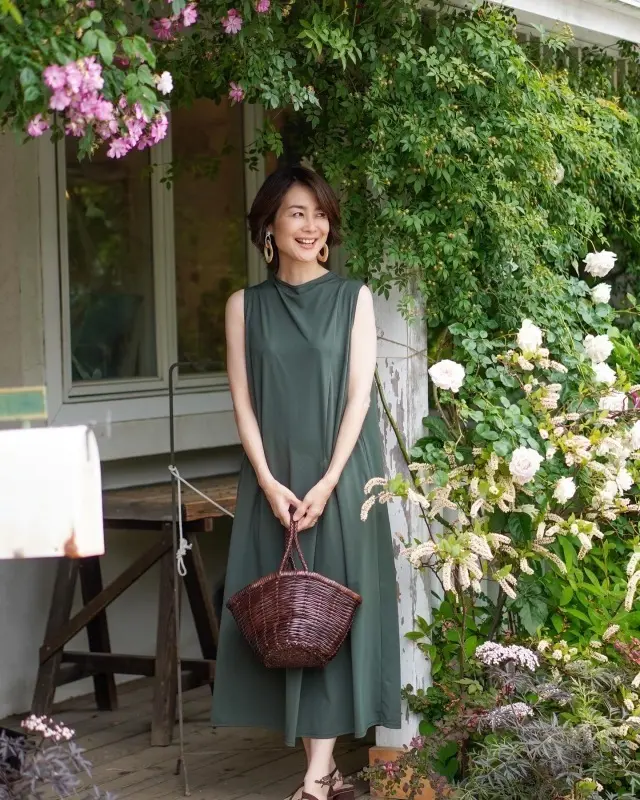 おしゃれなアラフィーの「夏ワンピース」今年らしい着こなしとは？