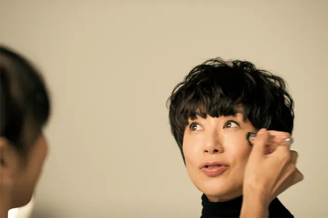 メイクアップレタッチ中の黒田知永子