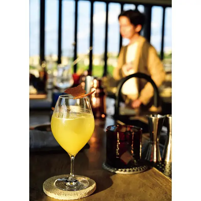 宮古漁港と地元の素潜り漁師の高田氏から届く新鮮な魚介を中心に、素材を引き立たせる調理で仕上げる「MAAS」。