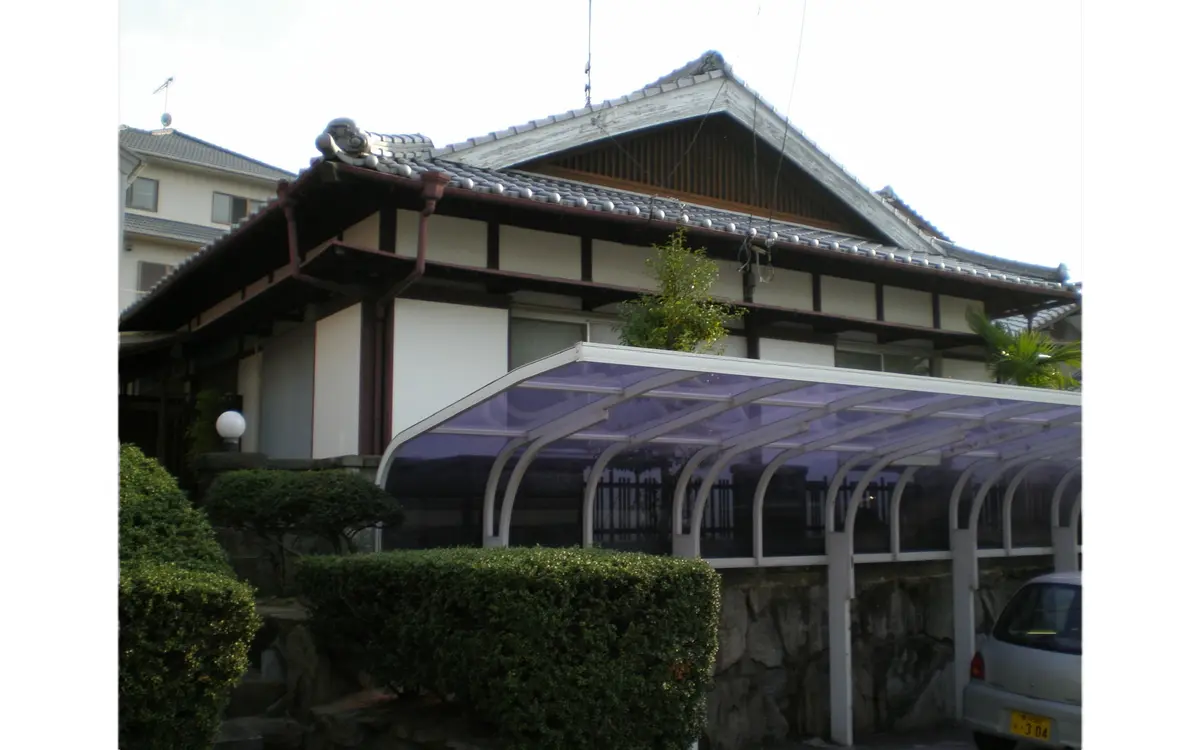 小高い山の上の、石垣も立派な高松の実家