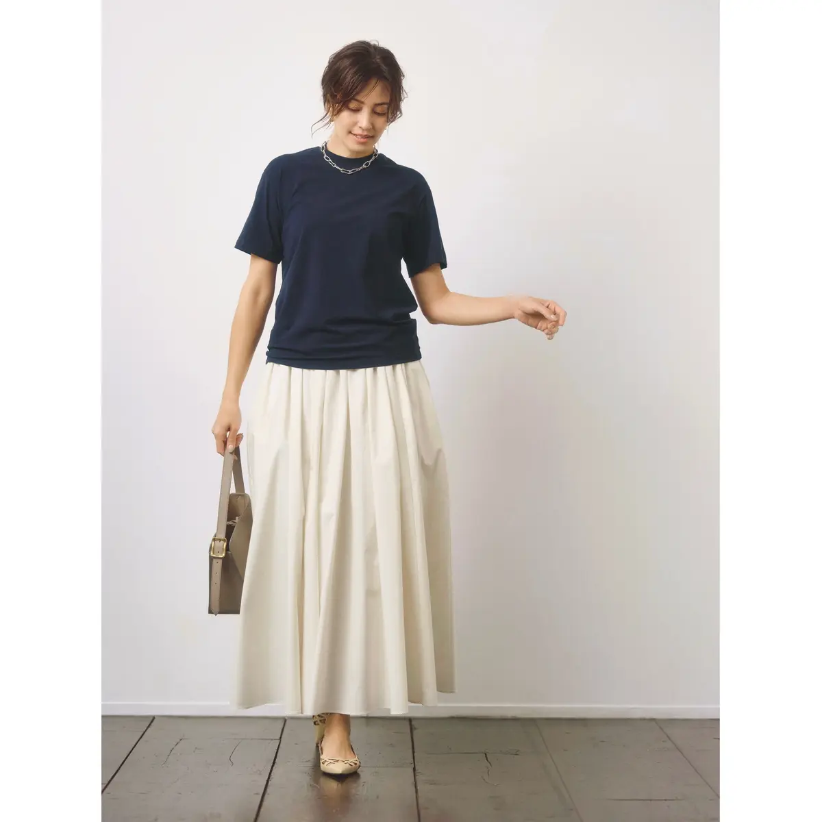 ネイビーTシャツとオフホワイトのギャザースカートのコーディネート　モデル・RINA