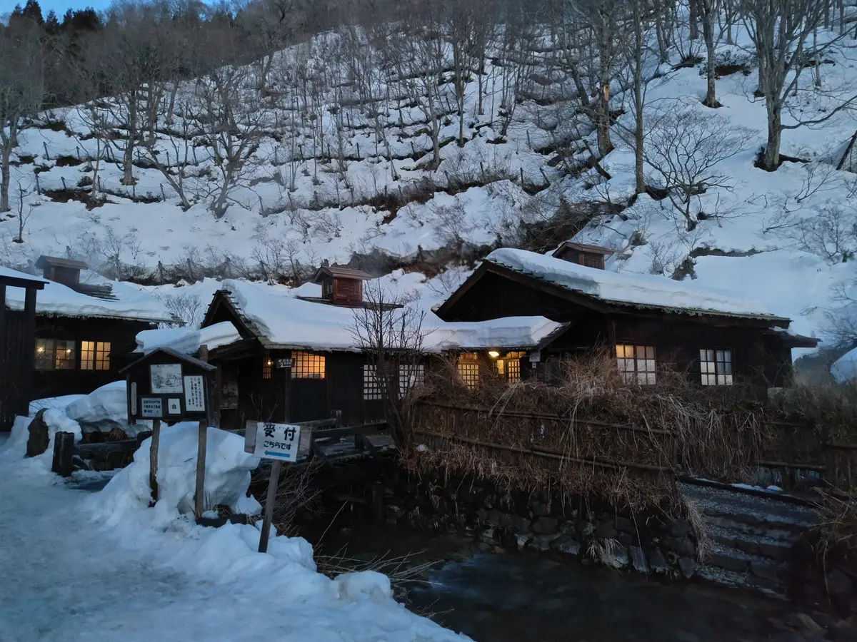 あかりの灯った鶴の湯温泉