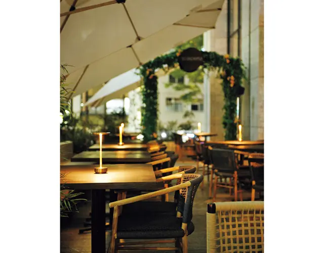 テラス席もゆったり