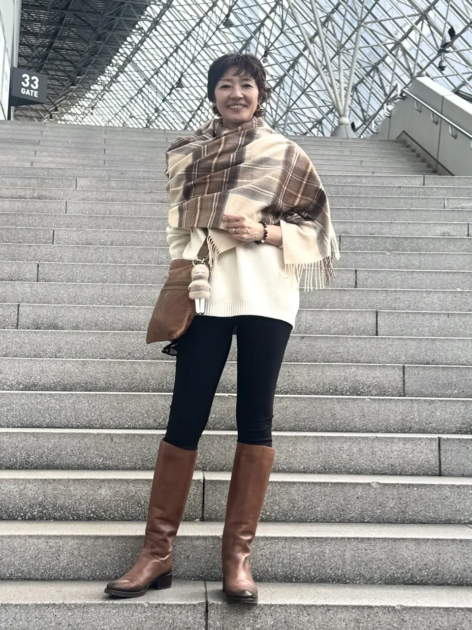 華組　細谷奈弓さん　ストール　チェック　全身コーデ