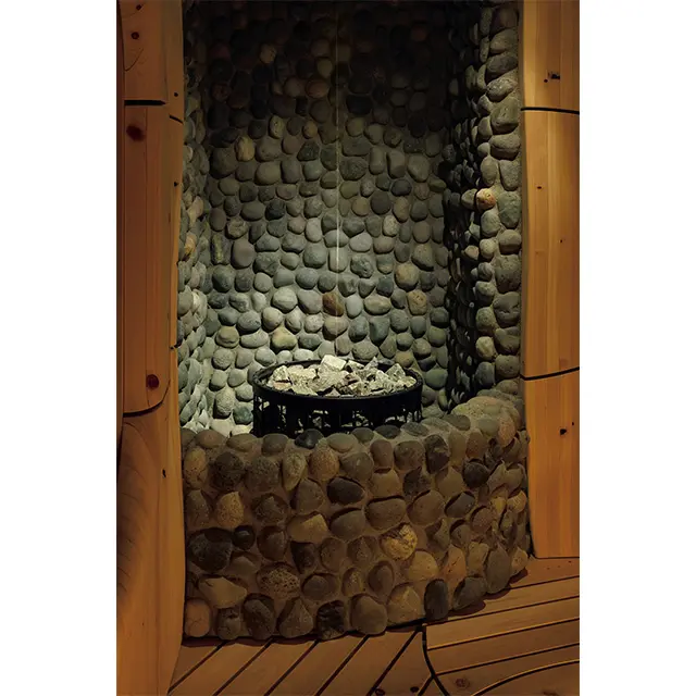 フィンランド製の大型サウナストーブは、知床の切り立 った岩をイメージしたデザイン。