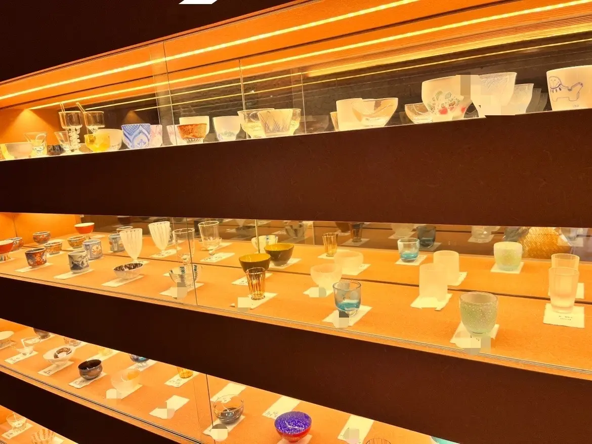 富山ガラスの酒器が並んでいます。繊細な色彩にうっとり。